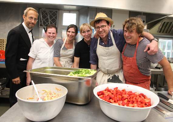 Celebrity chef Tim Maddams cooks up a treat at Hatherleigh Primary School