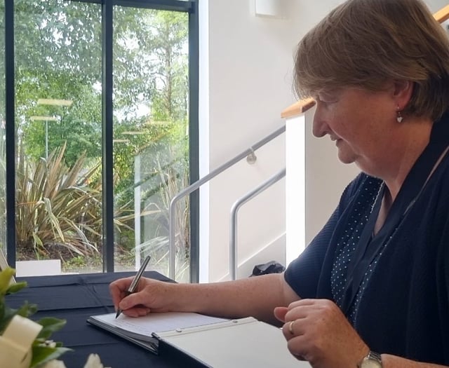 Hundreds sign books of condolence in West Devon for the Queen