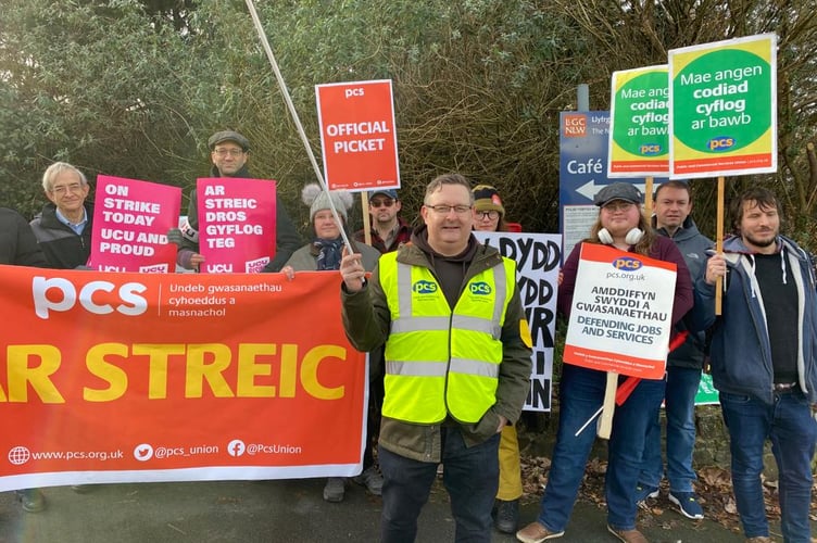 Doug Jones with fellow striking PCS members