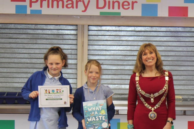 Cllr Lynn Daniel with Tavistock Primary School pupils, presenting their green award