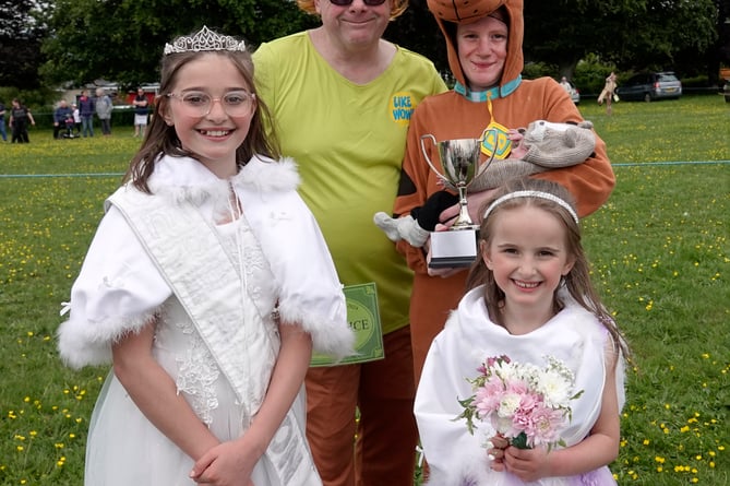 Carnival Queen Ruby Perkin and Princess Amber Perkin with the Queen's Choice, Scoobydoo created by the Victoria Social Club