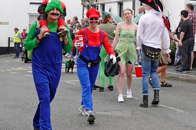 The Super Mario Bros were among the walking entries.