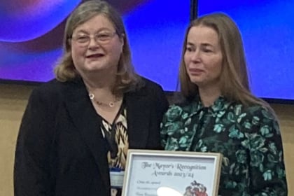 Tatiana Kovalchuk receives a WDBC mayoral award from Cllr Mandy Ewings.