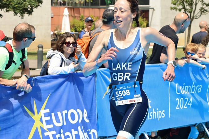 Sam Lake runs to her European aquathlon gold in her 45-49 age category.