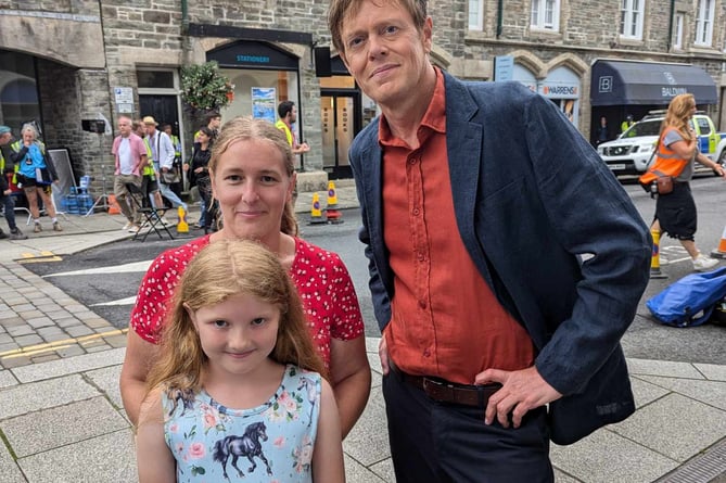 Keri Walker and er daughter meet Kris Marshall while filming Beyond Paradise in Tavistock