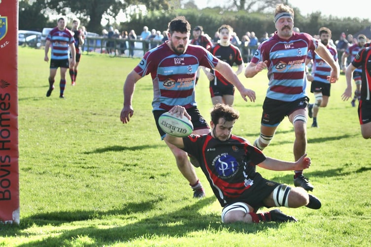 Calum Baker touches down between the posts